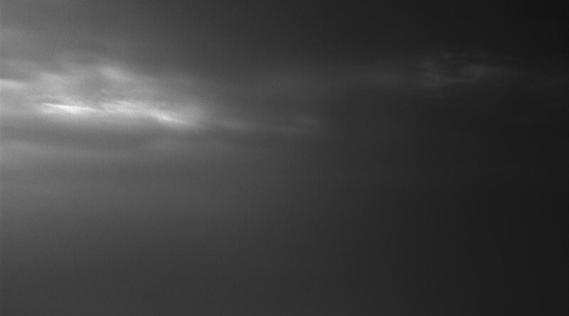 Il rover Curiosity Mars della NASA ha fotografato queste nuvole vaganti il ​​12 maggio 2019, il giorno 2405, o sol, della missione, usando le sue telecamere di navigazione in bianco e nero
