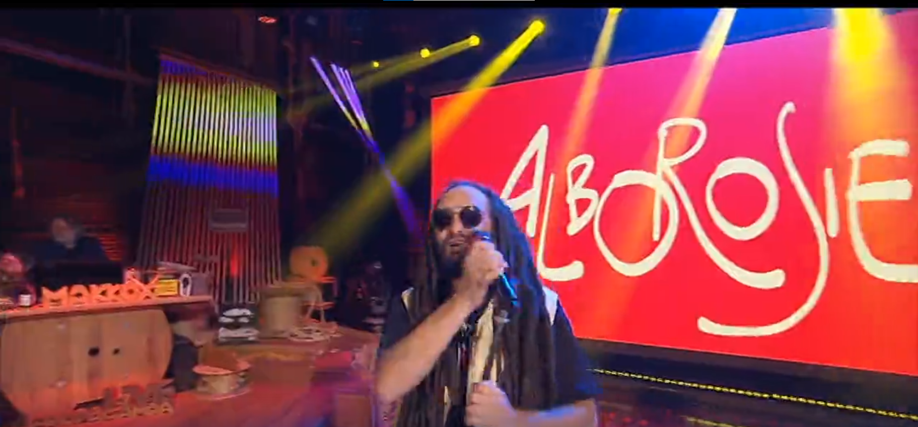 Alborosie canta "Get Up Stand Up" , cover di Bob Marley, sul palco di Propaganda Live